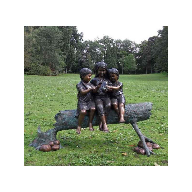 Décoration Statuette bronze personnage 3 fille sur tronc d'arbre -B959