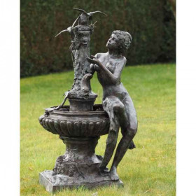 Femme assise sur fontaine avec 2 oiseaux Thermobrass  -B59017