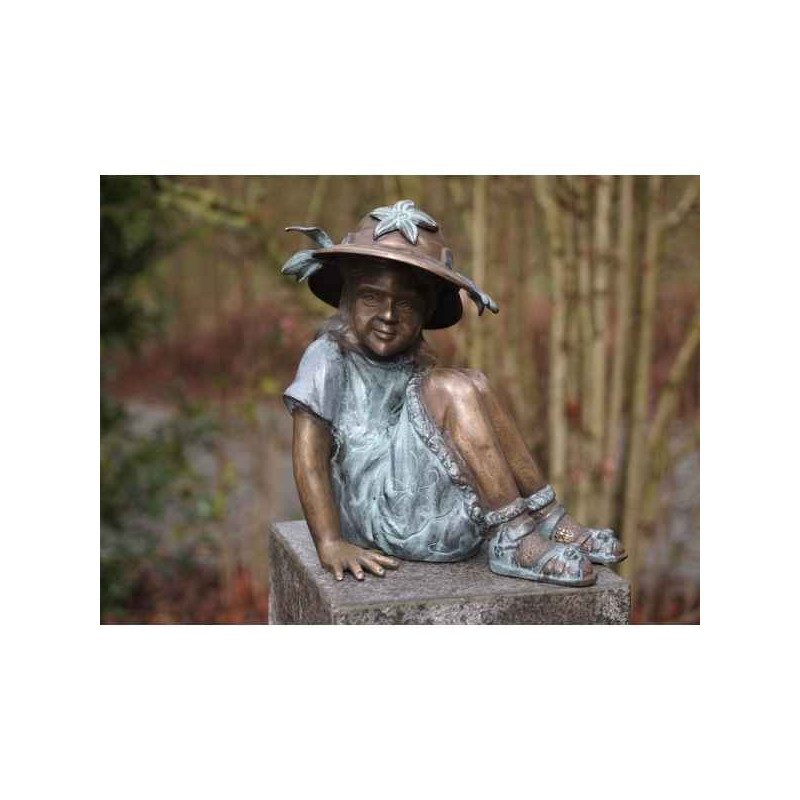 Décoration Statuette bronze personnage Fille assise avec chapeau bronze -AN1970BR-V