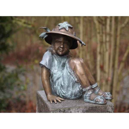 Décoration Statuette bronze personnage Fille assise avec chapeau bronze -AN1970BR-V