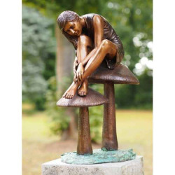 Décoration Statuette bronze personnage Fille assise sur champignons -B1110