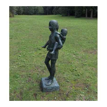 Décoration Statuette bronze personnage Fille avec un garçon sur le dos -B486