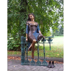 Décoration Statuette bronze personnage Femme sur balustrade -B1017