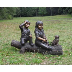 Décoration Statuette bronze personnage Fille et garçon sur tronc d'arbre -B1068