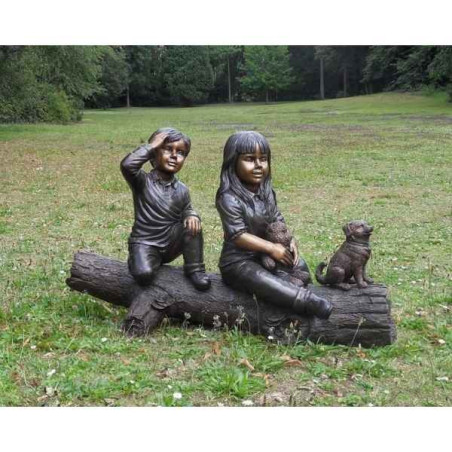 Décoration Statuette bronze personnage Fille et garçon sur tronc d'arbre -B1068