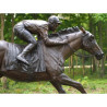 Statue bronze jockey sur un cheval -B47198