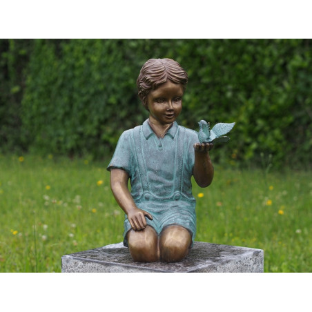 Statuette bronze garçon assis avec un oiseau 52cm