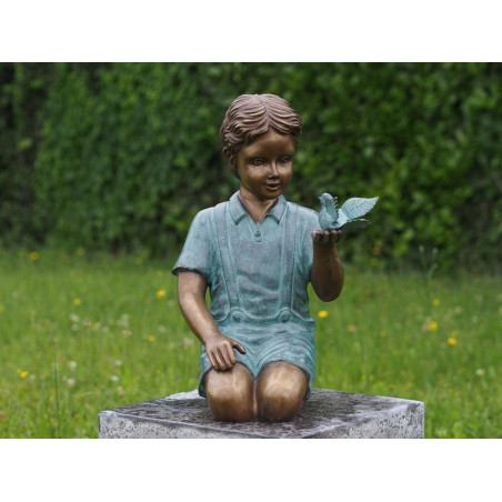 Décoration Statuette bronze personnage Statuette bronze garçon assis avec un oiseau 52cm