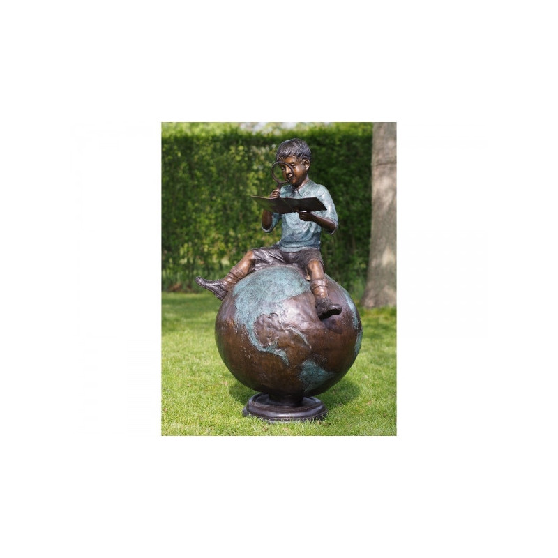 Statue bronze garçon assis sur un globe -B59480
