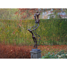 Statue bronze 2 hommes sur une échelle -B91160