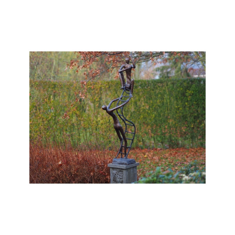 Statue bronze 2 hommes sur une échelle -B91160
