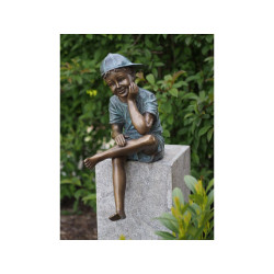 Décoration Statuette bronze personnage Garçon assis avec casquette -AN1324BRW-V